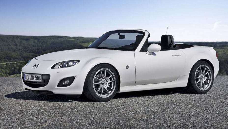 Conceito tem cor branca e rodas aro 17 | <a href="https://quatrorodas.abril.com.br/noticias/mazda-revela-conceito-mx-5-yusho-leipzig-322467_p.shtml" rel="migration">Leia mais</a>