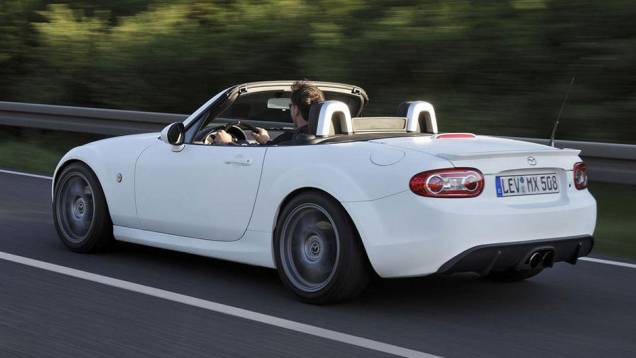 Difusor de ar é em fibra de carbono | <a href="https://quatrorodas.abril.com.br/noticias/mazda-revela-conceito-mx-5-yusho-leipzig-322467_p.shtml" rel="migration">Leia mais</a> Difusor de ar é em fibra de carbono | <a href="https://quatrorodas.abril.com.br/noticias/mazda-revela-conceito-mx-5-yusho-leipzig-322467_p.shtml" rel="migration">Leia mais</a>