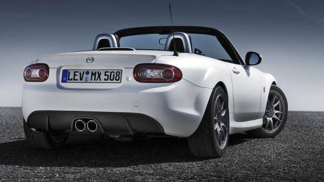 Saída de escape é dupla | <a href="https://quatrorodas.abril.com.br/noticias/mazda-revela-conceito-mx-5-yusho-leipzig-322467_p.shtml" rel="migration">Leia mais</a> Saída de escape é dupla | <a href="https://quatrorodas.abril.com.br/noticias/mazda-revela-conceito-mx-5-yusho-leipzig-322467_p.shtml" rel="migration">Leia mais</a>