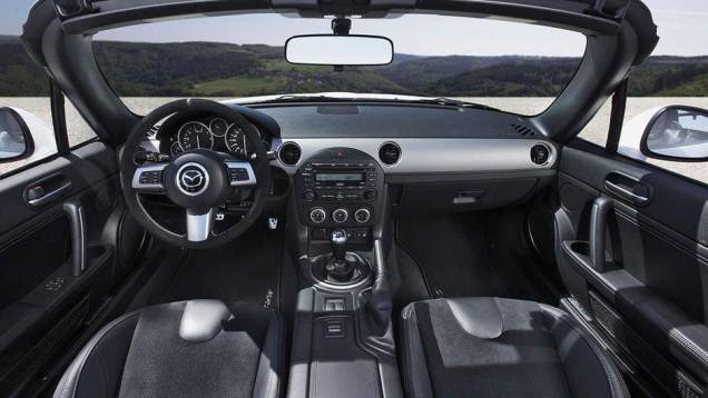 O interior tem bancos esportivos Recaro | <a href="https://quatrorodas.abril.com.br/noticias/mazda-revela-conceito-mx-5-yusho-leipzig-322467_p.shtml" rel="migration">Leia mais</a> O interior tem bancos esportivos Recaro | <a href="https://quatrorodas.abril.com.br/noticias/mazda-revela-conceito-mx-5-yusho-leipzig-322467_p.shtml" rel="migration">Leia mais</a>
