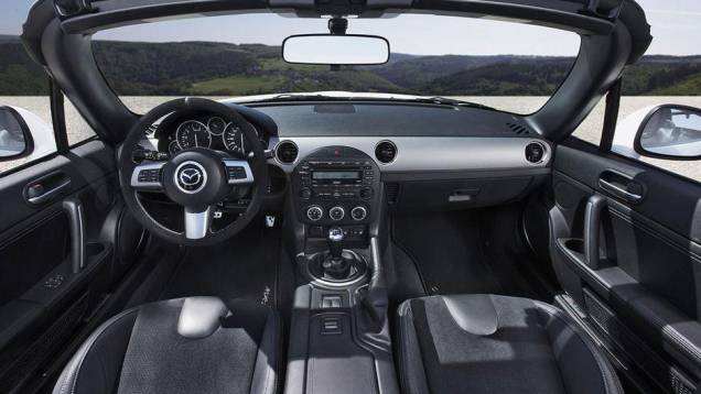 O interior tem bancos esportivos Recaro | <a href="https://quatrorodas.abril.com.br/noticias/mazda-revela-conceito-mx-5-yusho-leipzig-322467_p.shtml" rel="migration">Leia mais</a>