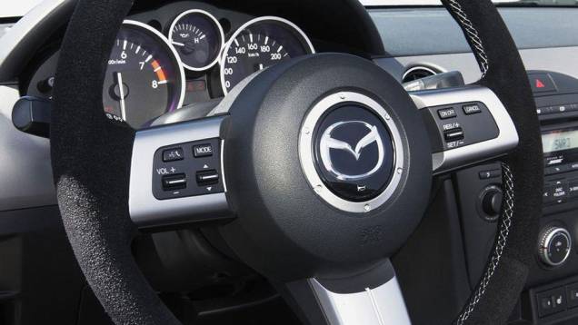 Volante é revestido em camurça | <a href="https://quatrorodas.abril.com.br/noticias/mazda-revela-conceito-mx-5-yusho-leipzig-322467_p.shtml" rel="migration">Leia mais</a> Volante é revestido em camurça | <a href="https://quatrorodas.abril.com.br/noticias/mazda-revela-conceito-mx-5-yusho-leipzig-322467_p.shtml" rel="migration">Leia mais</a>