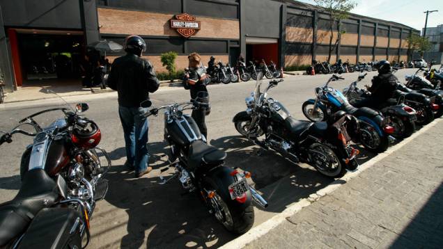 As fabricantes de carros e motos começaram a perceber a importância de fidelizar seus clientes. É por isso que elas não poupam esforços para promover eventos que aproximem o consumidor da marca, como bem faz a Harley Davidson | <a href="https://quatrorodas." rel="migration"></a>