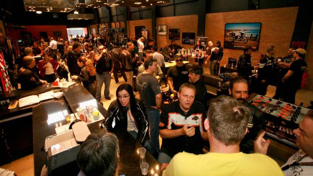 A marca americana é a pioneira entre as empresas de motocicletas: o HOG (ou Harley Owners Group) reúne aficionados que se reúnem para conversar e passear com suas máquinas aos finais de semana | <a href="https://quatrorodas.abril.com.br/reportagens/felizes-" rel="migration"></a> A marca americana é a pioneira entre as empresas de motocicletas: o HOG (ou Harley Owners Group) reúne aficionados que se reúnem para conversar e passear com suas máquinas aos finais de semana | <a href="https://quatrorodas.abril.com.br/reportagens/felizes-" rel="migration"></a>