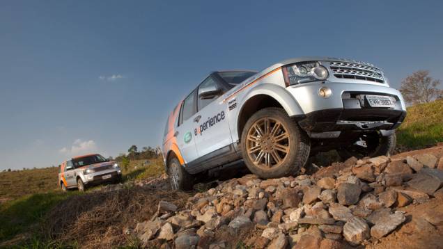 Já a Land Rover montou uma pista off-road em um haras no interior de SP; além de mostrar as habilidades dos 4x4 ingleses, o espaço promove a integração entre cliente e marca | <a href="https://quatrorodas.abril.com.br/reportagens/felizes-sempre-687168.shtml" rel="migration"></a> Já a Land Rover montou uma pista off-road em um haras no interior de SP; além de mostrar as habilidades dos 4x4 ingleses, o espaço promove a integração entre cliente e marca | <a href="https://quatrorodas.abril.com.br/reportagens/felizes-sempre-687168.shtml" rel="migration"></a>