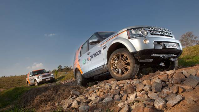 Já a Land Rover montou uma pista off-road em um haras no interior de SP; além de mostrar as habilidades dos 4x4 ingleses, o espaço promove a integração entre cliente e marca | <a href="https://quatrorodas.abril.com.br/reportagens/felizes-sempre-687168.shtml" rel="migration"></a>