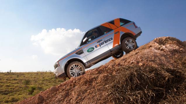 Você teria coragem de encarar um obstáculo assim com seu jipe? Não tem problema: no Land Rover Experience, quem dirige usa um carro da frota da marca | <a href="https://quatrorodas.abril.com.br/reportagens/felizes-sempre-687168.shtml" rel="migration">Leia mais</a> Você teria coragem de encarar um obstáculo assim com seu jipe? Não tem problema: no Land Rover Experience, quem dirige usa um carro da frota da marca | <a href="https://quatrorodas.abril.com.br/reportagens/felizes-sempre-687168.shtml" rel="migration">Leia mais</a>