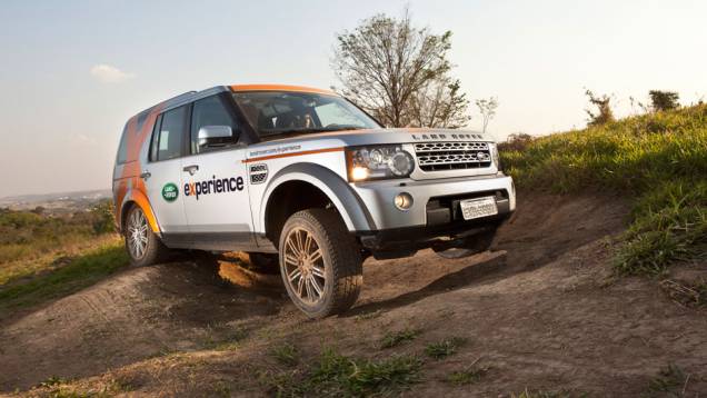 Além da pista 4x4, a Land Rover costuma organizar festas e eventos em autódromos | <a href="https://quatrorodas.abril.com.br/reportagens/felizes-sempre-687168.shtml" rel="migration">Leia mais</a> Além da pista 4x4, a Land Rover costuma organizar festas e eventos em autódromos | <a href="https://quatrorodas.abril.com.br/reportagens/felizes-sempre-687168.shtml" rel="migration">Leia mais</a>