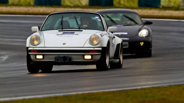 Já a Porsche mantém há alguns anos o Porsche Club, permitindo aos sócios ter o prazer de acelerar seus carros em um autódromo | <a href="https://quatrorodas.abril.com.br/reportagens/felizes-sempre-687168.shtml" rel="migration">Leia mais</a>