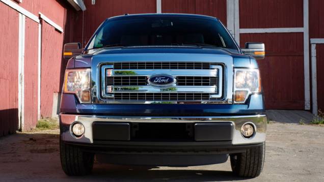 Faróis de xenônio com a tecnologia HID são opcionais | <a href="https://quatrorodas.abril.com.br/noticias/ford-f-150-chega-linha-2013-322561_p.shtml" target="_blank" rel="migration">Leia mais</a> Faróis de xenônio com a tecnologia HID são opcionais | <a href="https://quatrorodas.abril.com.br/noticias/ford-f-150-chega-linha-2013-322561_p.shtml" target="_blank" rel="migration">Leia mais</a>