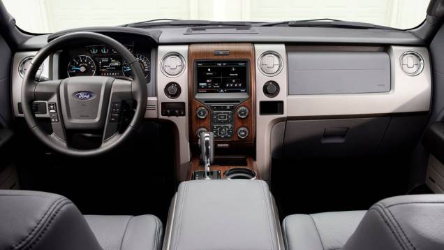 Acabamento tem novos apliques em madeira | <a href="https://quatrorodas.abril.com.br/noticias/ford-f-150-chega-linha-2013-322561_p.shtml" target="_blank" rel="migration">Leia mais</a> Acabamento tem novos apliques em madeira | <a href="https://quatrorodas.abril.com.br/noticias/ford-f-150-chega-linha-2013-322561_p.shtml" target="_blank" rel="migration">Leia mais</a>