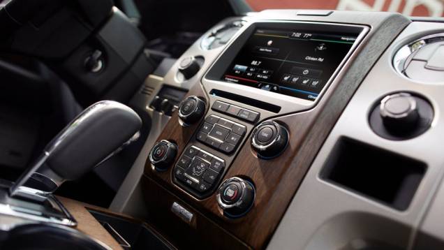 Tela LCD controla a central multimídia | <a href="https://quatrorodas.abril.com.br/noticias/ford-f-150-chega-linha-2013-322561_p.shtml" target="_blank" rel="migration">Leia mais</a> Tela LCD controla a central multimídia | <a href="https://quatrorodas.abril.com.br/noticias/ford-f-150-chega-linha-2013-322561_p.shtml" target="_blank" rel="migration">Leia mais</a>