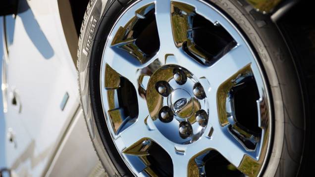 Rodas de liga leve têm novo desenho | <a href="https://quatrorodas.abril.com.br/noticias/ford-f-150-chega-linha-2013-322561_p.shtml" target="_blank" rel="migration">Leia mais</a> Rodas de liga leve têm novo desenho | <a href="https://quatrorodas.abril.com.br/noticias/ford-f-150-chega-linha-2013-322561_p.shtml" target="_blank" rel="migration">Leia mais</a>