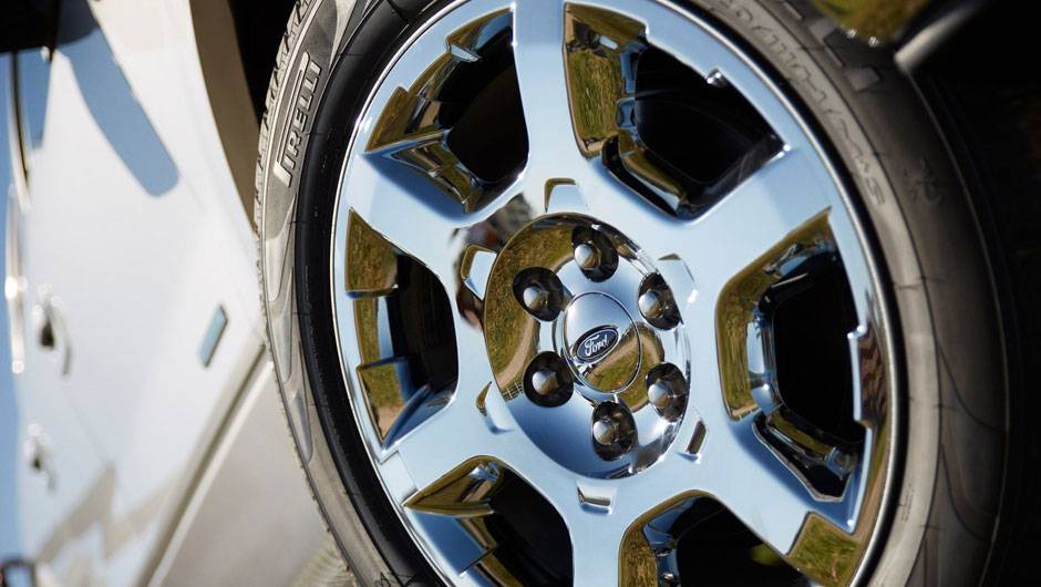 Rodas de liga leve t&ecirc;m novo desenho | <a href="https://quatrorodas.abril.com.br/noticias/ford-f-150-chega-linha-2013-322561_p.shtml" target="_blank" rel="migration">Leia mais</a>