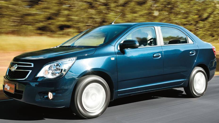 Apesar da cara de Agile, o sedã não deriva do hatch | <a href="https://quatrorodas.abril.com.br/carros/comparativos/chevrolet-cobalt-x-fiat-grand-siena-x-nissan-versa-687466.shtml" target="_blank" rel="migration">Leia mais</a>