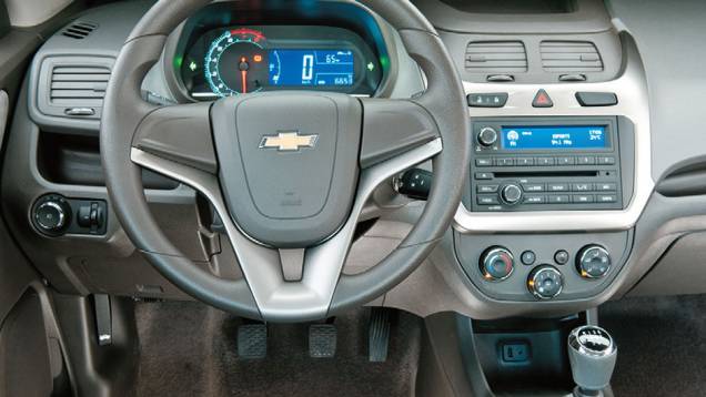 Visual interno causa boa impressão de modernidade | <a href="https://quatrorodas.abril.com.br/carros/comparativos/chevrolet-cobalt-x-fiat-grand-siena-x-nissan-versa-687466.shtml" target="_blank" rel="migration">Leia mais</a>