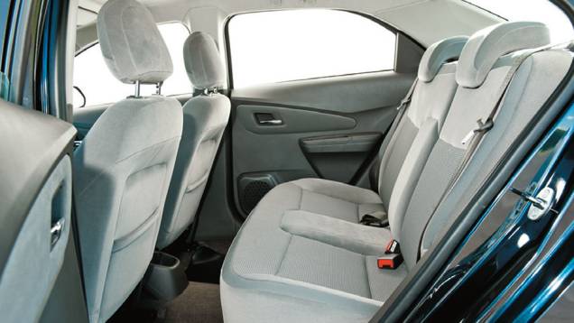 Falta cinto de três pontos e apoio de cabeça no Chevrolet | <a href="https://quatrorodas.abril.com.br/carros/comparativos/chevrolet-cobalt-x-fiat-grand-siena-x-nissan-versa-687466.shtml" target="_blank" rel="migration">Leia mais</a> Falta cinto de três pontos e apoio de cabeça no Chevrolet | <a href="https://quatrorodas.abril.com.br/carros/comparativos/chevrolet-cobalt-x-fiat-grand-siena-x-nissan-versa-687466.shtml" target="_blank" rel="migration">Leia mais</a>