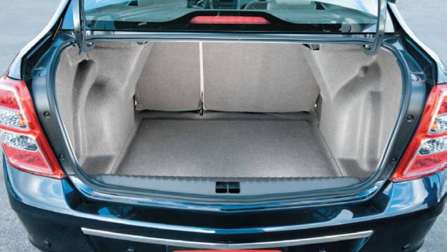 Dobradiças em arcos não esbarram em malas grandes | <a href="https://quatrorodas.abril.com.br/carros/comparativos/chevrolet-cobalt-x-fiat-grand-siena-x-nissan-versa-687466.shtml" target="_blank" rel="migration">Leia mais</a> Dobradiças em arcos não esbarram em malas grandes | <a href="https://quatrorodas.abril.com.br/carros/comparativos/chevrolet-cobalt-x-fiat-grand-siena-x-nissan-versa-687466.shtml" target="_blank" rel="migration">Leia mais</a>