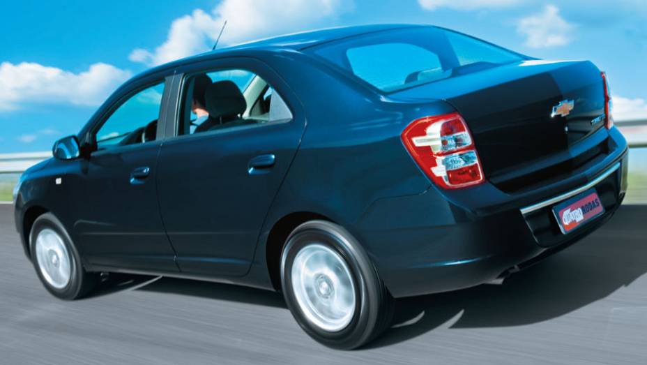 Tampa elevada prejudica a visibilidade traseira do Cobalt | <a href="https://quatrorodas.abril.com.br/carros/comparativos/chevrolet-cobalt-x-fiat-grand-siena-x-nissan-versa-687466.shtml" target="_blank" rel="migration">Leia mais</a>