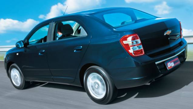 Tampa elevada prejudica a visibilidade traseira do Cobalt | <a href="https://quatrorodas.abril.com.br/carros/comparativos/chevrolet-cobalt-x-fiat-grand-siena-x-nissan-versa-687466.shtml" target="_blank" rel="migration">Leia mais</a> Tampa elevada prejudica a visibilidade traseira do Cobalt | <a href="https://quatrorodas.abril.com.br/carros/comparativos/chevrolet-cobalt-x-fiat-grand-siena-x-nissan-versa-687466.shtml" target="_blank" rel="migration">Leia mais</a>