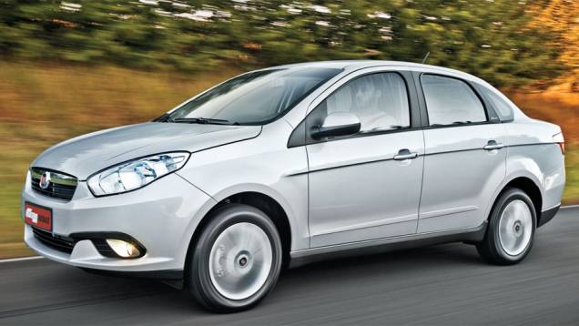 Grand Siena convive com sua geração anterior | <a href="https://quatrorodas.abril.com.br/carros/comparativos/chevrolet-cobalt-x-fiat-grand-siena-x-nissan-versa-687466.shtml" target="_blank" rel="migration">Leia mais</a>