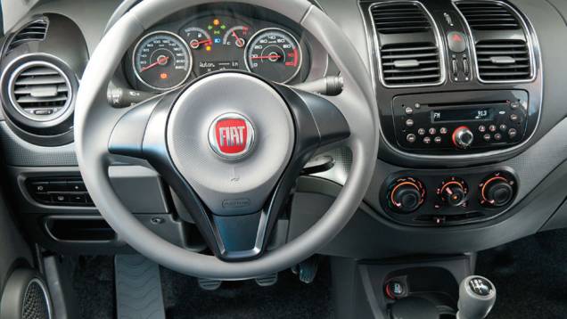 Seis saídas de ar no painel são o diferencial do Fiat | <a href="https://quatrorodas.abril.com.br/carros/comparativos/chevrolet-cobalt-x-fiat-grand-siena-x-nissan-versa-687466.shtml" target="_blank" rel="migration">Leia mais</a> Seis saídas de ar no painel são o diferencial do Fiat | <a href="https://quatrorodas.abril.com.br/carros/comparativos/chevrolet-cobalt-x-fiat-grand-siena-x-nissan-versa-687466.shtml" target="_blank" rel="migration">Leia mais</a>