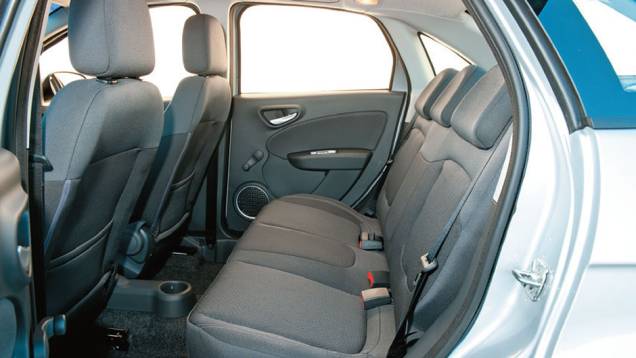 Assento do meio tem apoio de cabeça e cinto abdominal | <a href="https://quatrorodas.abril.com.br/carros/comparativos/chevrolet-cobalt-x-fiat-grand-siena-x-nissan-versa-687466.shtml" target="_blank" rel="migration">Leia mais</a> Assento do meio tem apoio de cabeça e cinto abdominal | <a href="https://quatrorodas.abril.com.br/carros/comparativos/chevrolet-cobalt-x-fiat-grand-siena-x-nissan-versa-687466.shtml" target="_blank" rel="migration">Leia mais</a>