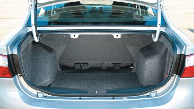 Maleiro de 520 litros é adequado. Tampa não tem forração | <a href="https://quatrorodas.abril.com.br/carros/comparativos/chevrolet-cobalt-x-fiat-grand-siena-x-nissan-versa-687466.shtml" target="_blank" rel="migration">Leia mais</a> Maleiro de 520 litros é adequado. Tampa não tem forração | <a href="https://quatrorodas.abril.com.br/carros/comparativos/chevrolet-cobalt-x-fiat-grand-siena-x-nissan-versa-687466.shtml" target="_blank" rel="migration">Leia mais</a>