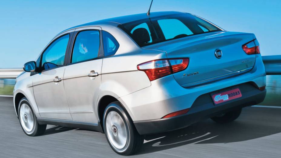 Siena tem filetes no conjunto óptico que simulam leds | <a href="https://quatrorodas.abril.com.br/carros/comparativos/chevrolet-cobalt-x-fiat-grand-siena-x-nissan-versa-687466.shtml" target="_blank" rel="migration">Leia mais</a>