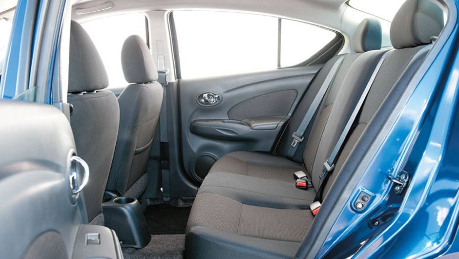 Espa&ccedil;o nos bancos traseiros chega a ser exagerado | <a href="https://quatrorodas.abril.com.br/carros/comparativos/chevrolet-cobalt-x-fiat-grand-siena-x-nissan-versa-687466.shtml" target="_blank" rel="migration">Leia mais</a>