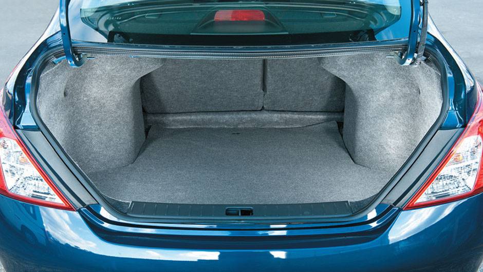 Porta-malas de 460 litros ainda &eacute; adequado para fam&iacute;lias | <a href="https://quatrorodas.abril.com.br/carros/comparativos/chevrolet-cobalt-x-fiat-grand-siena-x-nissan-versa-687466.shtml" target="_blank" rel="migration">Leia mais</a>