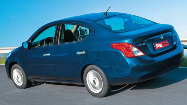 Versa possui alavanca interna para abrir a tampa do bagageiro | <a href="https://quatrorodas.abril.com.br/carros/comparativos/chevrolet-cobalt-x-fiat-grand-siena-x-nissan-versa-687466.shtml" target="_blank" rel="migration">Leia mais</a>