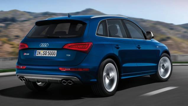 Modelo conta com aerofólio integrado ao teto <a href="https://quatrorodas.abril.com.br/noticias/audi-mostra-sq5-tdi-versao-esportiva-q5-323175_p.shtml" rel="migration">Leia mais</a>