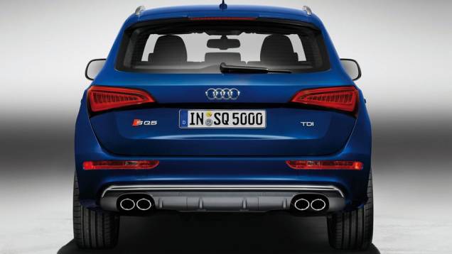 SQ5 tem quatro saídas de escape | <a href="https://quatrorodas.abril.com.br/noticias/audi-mostra-sq5-tdi-versao-esportiva-q5-323175_p.shtml" rel="migration">Leia mais</a> SQ5 tem quatro saídas de escape | <a href="https://quatrorodas.abril.com.br/noticias/audi-mostra-sq5-tdi-versao-esportiva-q5-323175_p.shtml" rel="migration">Leia mais</a>