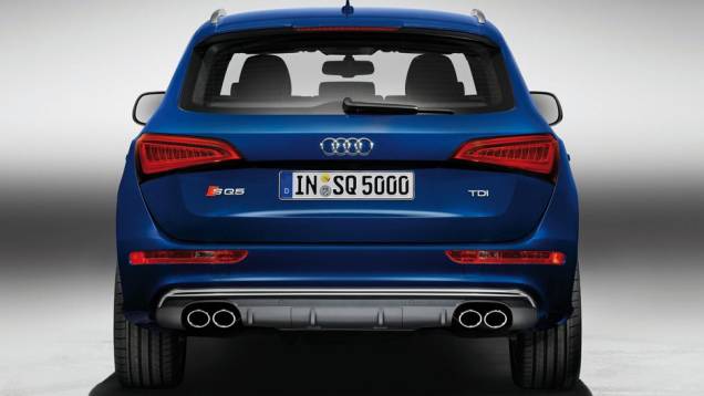 SQ5 tem quatro saídas de escape | <a href="https://quatrorodas.abril.com.br/noticias/audi-mostra-sq5-tdi-versao-esportiva-q5-323175_p.shtml" rel="migration">Leia mais</a>