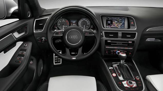 Interior teve poucas mudanças | <a href="https://quatrorodas.abril.com.br/noticias/audi-mostra-sq5-tdi-versao-esportiva-q5-323175_p.shtml" rel="migration">Leia mais</a>