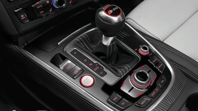 Transmissão é automática de oito velocidades | <a href="https://quatrorodas.abril.com.br/noticias/audi-mostra-sq5-tdi-versao-esportiva-q5-323175_p.shtml" rel="migration">Leia mais</a> Transmissão é automática de oito velocidades | <a href="https://quatrorodas.abril.com.br/noticias/audi-mostra-sq5-tdi-versao-esportiva-q5-323175_p.shtml" rel="migration">Leia mais</a>