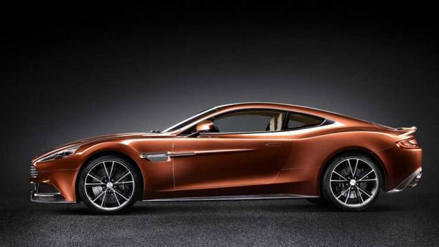 A semelhança com os outros carros da marca é grande, mas ele tem personalidade | <a href="https://quatrorodas.abril.com.br/noticias/fabricantes-aston-martin-revela-am310-vanquish-323326_p.shtml" rel="migration">Leia mais</a>