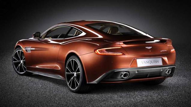 Os traços da traseira remetem ao DBS, mas o formato das lanternas é diferenciado | <a href="https://quatrorodas.abril.com.br/noticias/fabricantes-aston-martin-revela-am310-vanquish-323326_p.shtml" rel="migration">Leia mais</a>