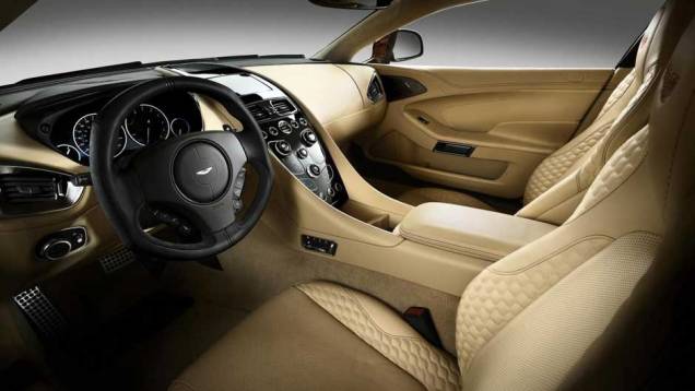 O interior esbanja refinamento e usa materiais de primeira qualidade | <a href="https://quatrorodas.abril.com.br/noticias/fabricantes-aston-martin-revela-am310-vanquish-323326_p.shtml" rel="migration">Leia mais</a>