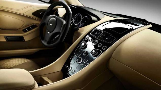 Várias partes do interior podem ser personalizadas, inclusive com acabamento no tom Black Piano | <a href="https://quatrorodas.abril.com.br/noticias/fabricantes-aston-martin-revela-am310-vanquish-323326_p.shtml" rel="migration">Leia mais</a>