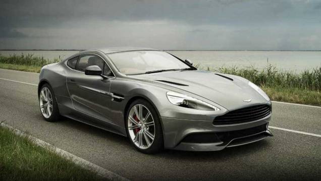 O motor 6.0 V12 leva o Vanquish aos 294 km/h | <a href="https://quatrorodas.abril.com.br/noticias/fabricantes-aston-martin-revela-am310-vanquish-323326_p.shtml" rel="migration">Leia mais</a>