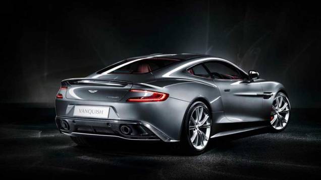 A profusão de vincos espalhados pela carroceria faz o Vanquish chamar atenção por onde passa | <a href="https://quatrorodas.abril.com.br/noticias/fabricantes-aston-martin-revela-am310-vanquish-323326_p.shtml" rel="migration">Leia mais</a>