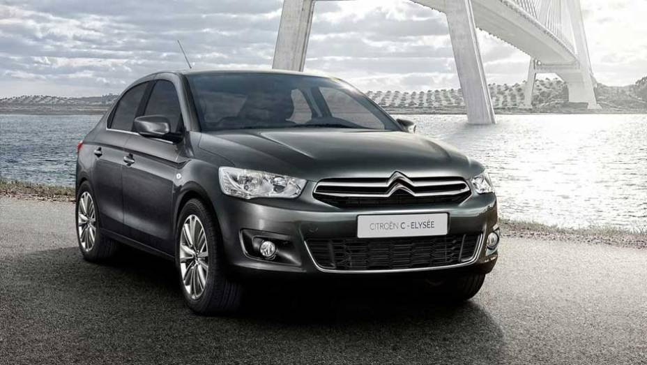 A frente lembra muito o novo C4 | <a href="https://quatrorodas.abril.com.br/noticias/citroen-lanca-sedas-c4-l-c-elysee-323407_p.shtml" rel="migration">Leia mais</a>