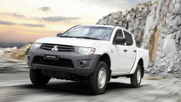 Versão de entrada GL foca no custo/benefício e é destinada a frotistas - <a href="https://quatrorodas.abril.com.br/carros/lancamentos/mitsubishi-l200-triton-2013-689827.shtml" rel="migration">Leia mais</a> Versão de entrada GL foca no custo/benefício e é destinada a frotistas - <a href="https://quatrorodas.abril.com.br/carros/lancamentos/mitsubishi-l200-triton-2013-689827.shtml" rel="migration">Leia mais</a>