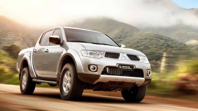 As mudanças no visual foram bastante discretas, com novos faróis, grade e parachoque na versão HPE - <a href="https://quatrorodas.abril.com.br/carros/lancamentos/mitsubishi-l200-triton-2013-689827.shtml" rel="migration">Leia mais</a> As mudanças no visual foram bastante discretas, com novos faróis, grade e parachoque na versão HPE - <a href="https://quatrorodas.abril.com.br/carros/lancamentos/mitsubishi-l200-triton-2013-689827.shtml" rel="migration">Leia mais</a>