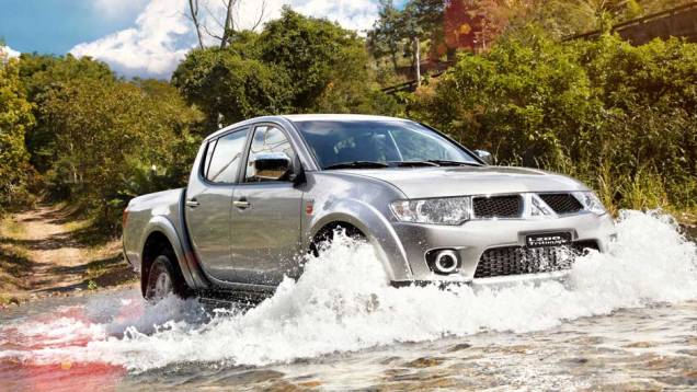 A principal novidade é a suspensão SDS - Sport Dynamic Suspension - <a href="https://quatrorodas.abril.com.br/carros/lancamentos/mitsubishi-l200-triton-2013-689827.shtml" rel="migration">Leia mais</a> A principal novidade é a suspensão SDS - Sport Dynamic Suspension - <a href="https://quatrorodas.abril.com.br/carros/lancamentos/mitsubishi-l200-triton-2013-689827.shtml" rel="migration">Leia mais</a>