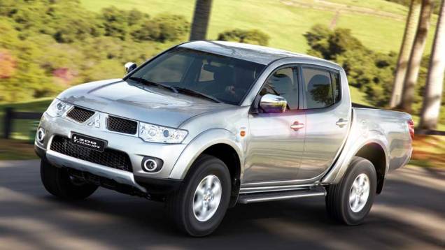 Versão HPE conta com opção de motor flex (com câmbio automático) ou motor diesel e câmbio automático - <a href="https://quatrorodas.abril.com.br/carros/lancamentos/mitsubishi-l200-triton-2013-689827.shtml" rel="migration">Leia mais</a>