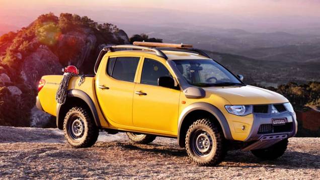 Versão Savana utiliza pneus Scorpion Mud 255/70, que reforçam o seu visual off-road - <a href="https://quatrorodas.abril.com.br/carros/lancamentos/mitsubishi-l200-triton-2013-689827.shtml" rel="migration">Leia mais</a> Versão Savana utiliza pneus Scorpion Mud 255/70, que reforçam o seu visual off-road - <a href="https://quatrorodas.abril.com.br/carros/lancamentos/mitsubishi-l200-triton-2013-689827.shtml" rel="migration">Leia mais</a>