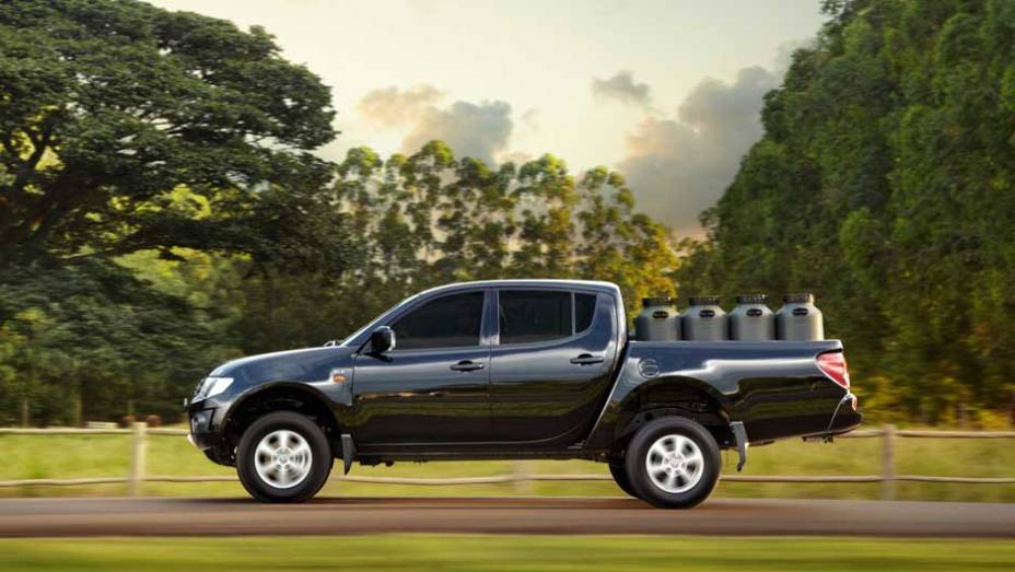 Versão GLX também é destinada a trabalho, mas agrega mais itens de conforto - <a href="https://quatrorodas.abril.com.br/carros/lancamentos/mitsubishi-l200-triton-2013-689827.shtml" rel="migration">Leia mais</a>